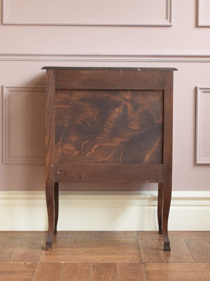 サイドチェストの後ろ姿