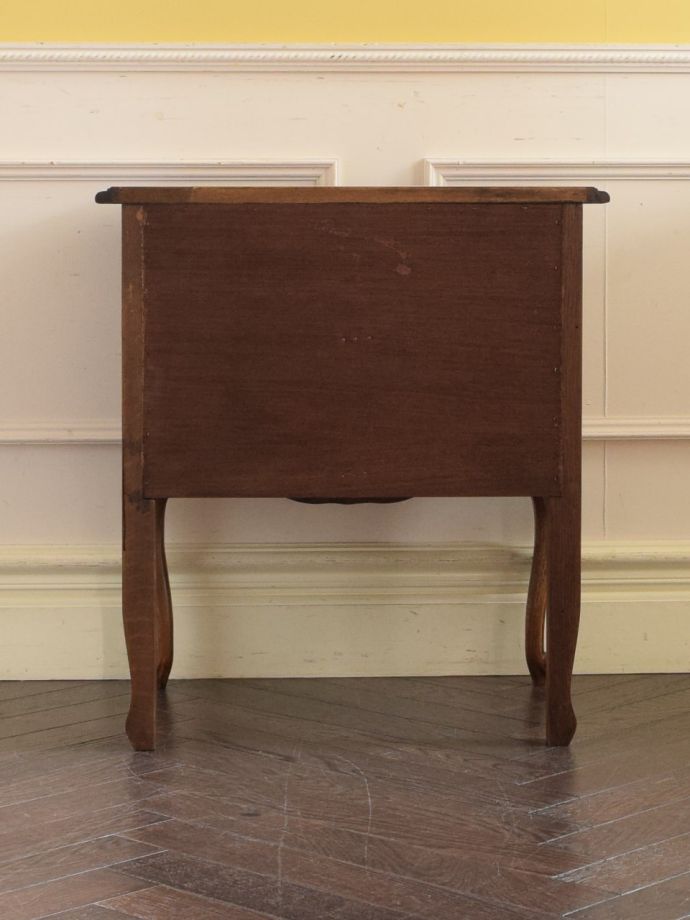 サイドチェストの後ろ姿