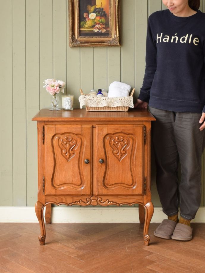 フランスの優雅なサイドボード
