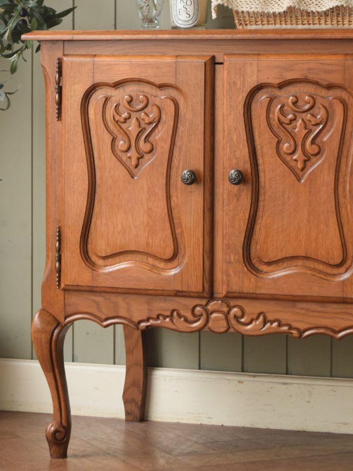 フランスのアンティークらしい美しい彫