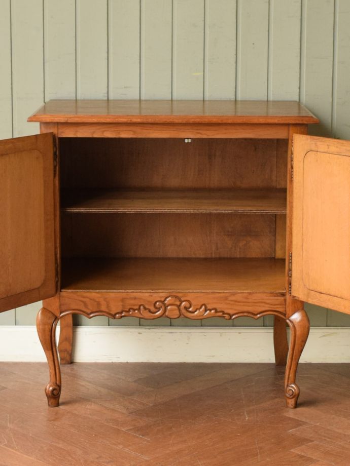 アンティークのサイドボードの扉の中