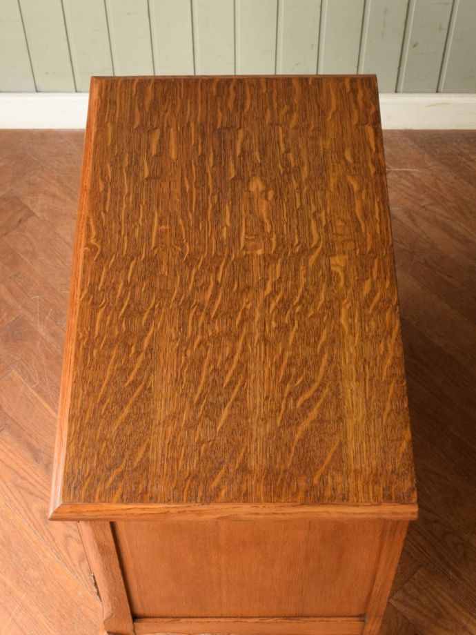 アンティークのサイドボードの天板