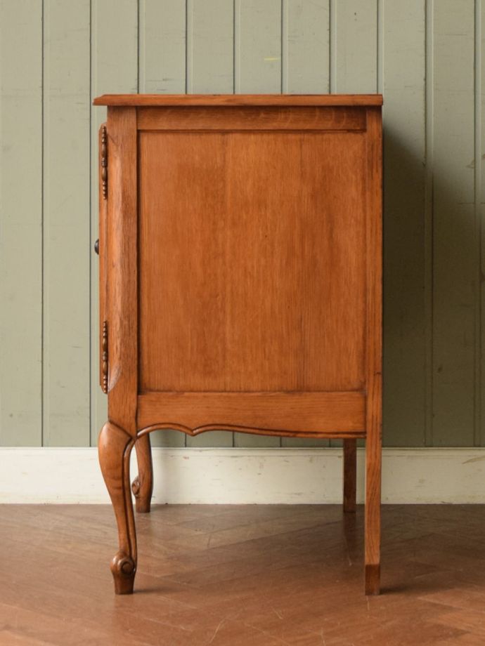 サイドボードの側面