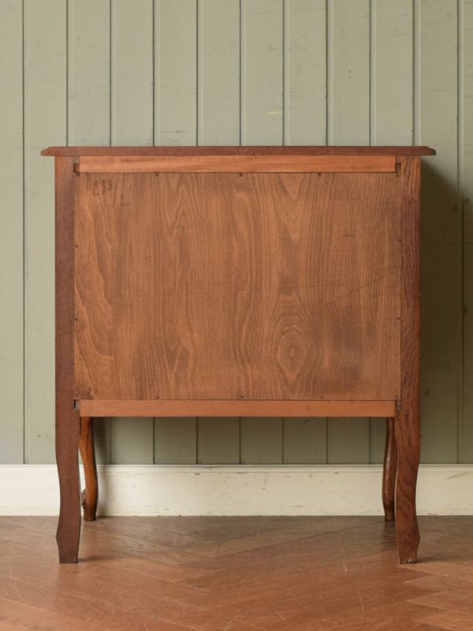 サイドボードの後ろ姿