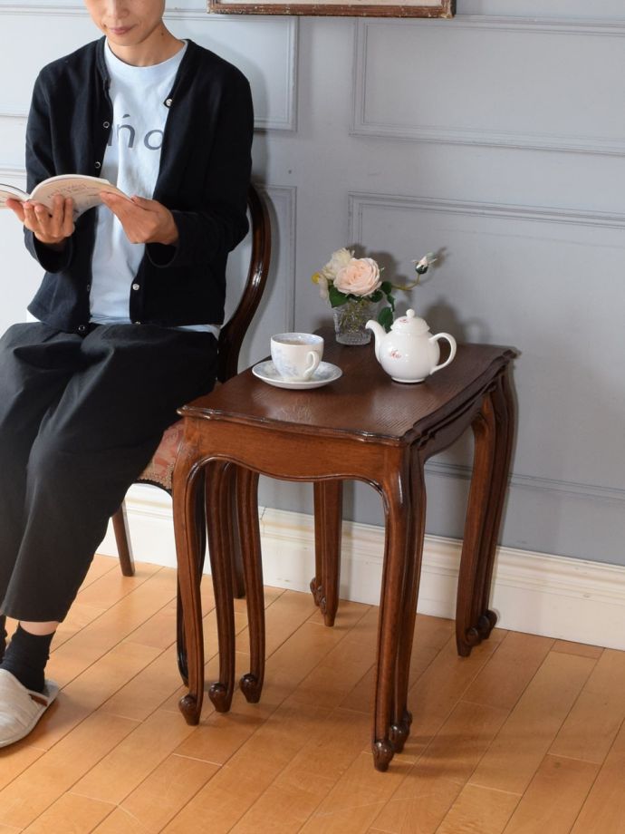 おしゃれなアンティークのネストテーブル