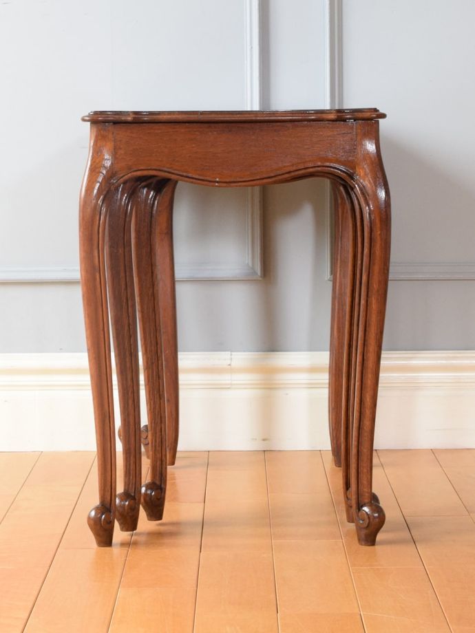 ネストテーブルの横顔