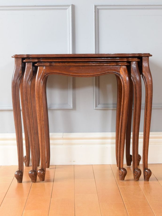 アンティークのネストテーブル