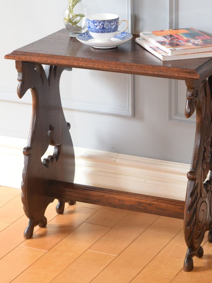 英国のアンティーク家具らしいデザイン