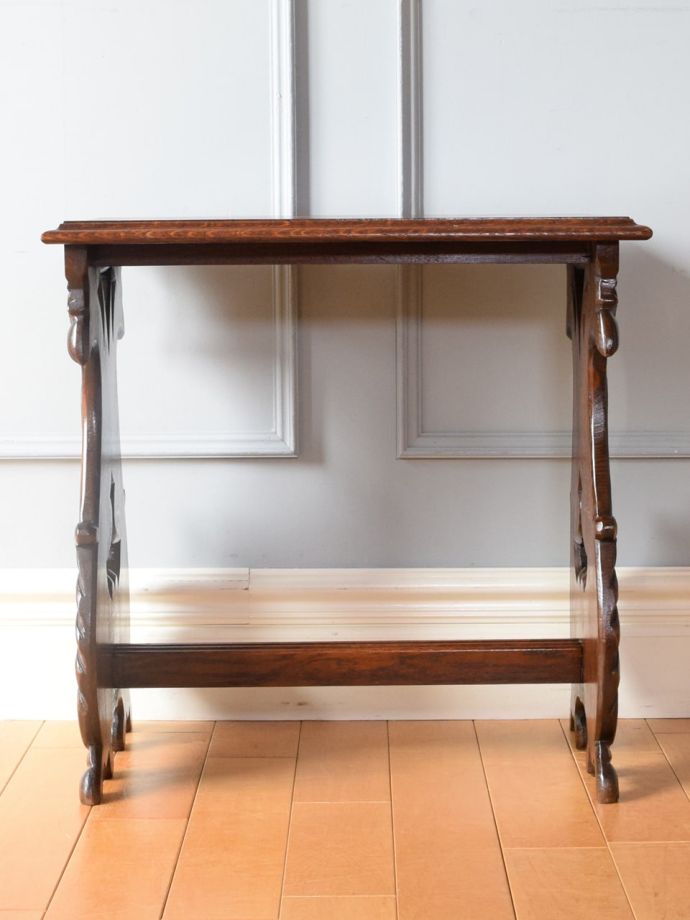 コーヒーテーブルの側面