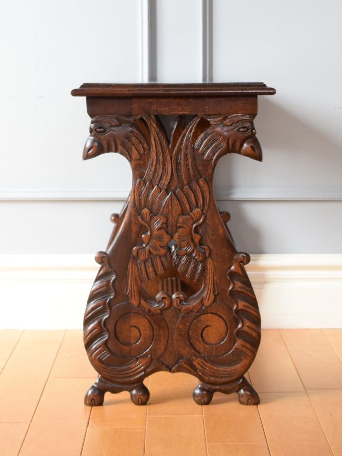 アンティークテーブルの横顔