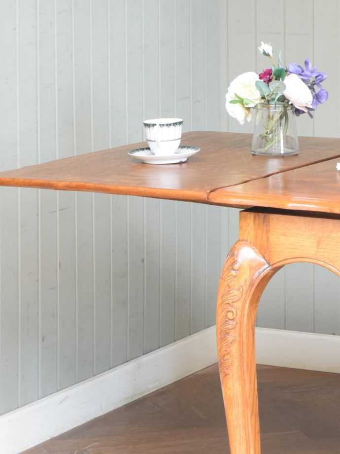 フランスの家具らしい美しい猫脚