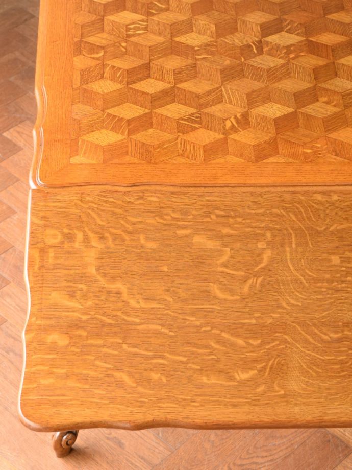 美しいパーケットリーのダイニングテーブル