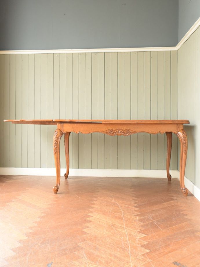 伸長式テーブルを片方開くと