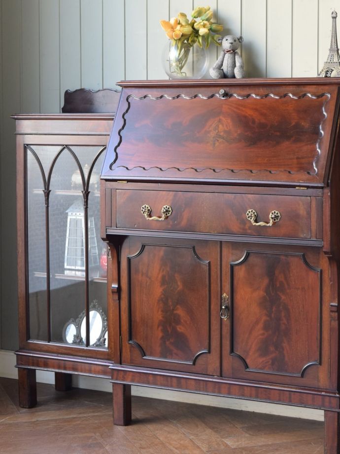 アンティーク家具らしさが漂うサイドバイサイド