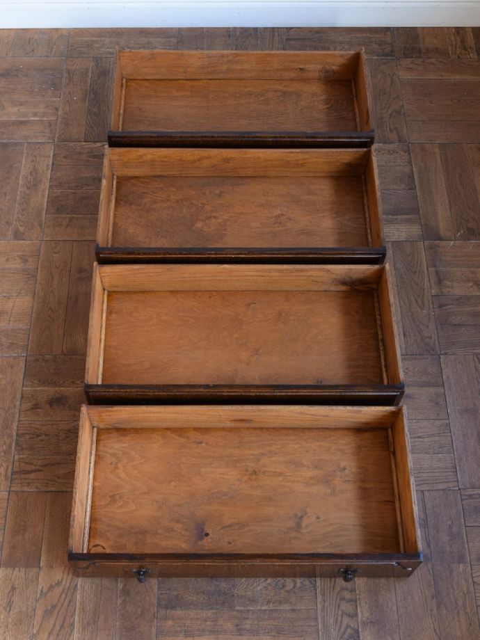 アンティークチェストの引き出しの中