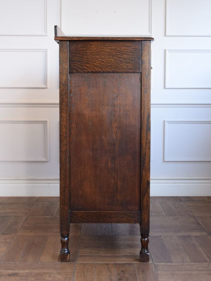 アンティークチェストの側面