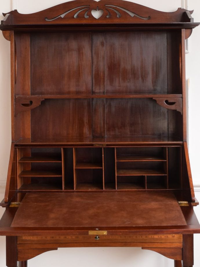 ビューローの扉の中