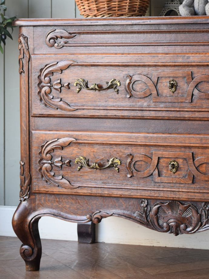 フランスの家具らしい美しいフォルム