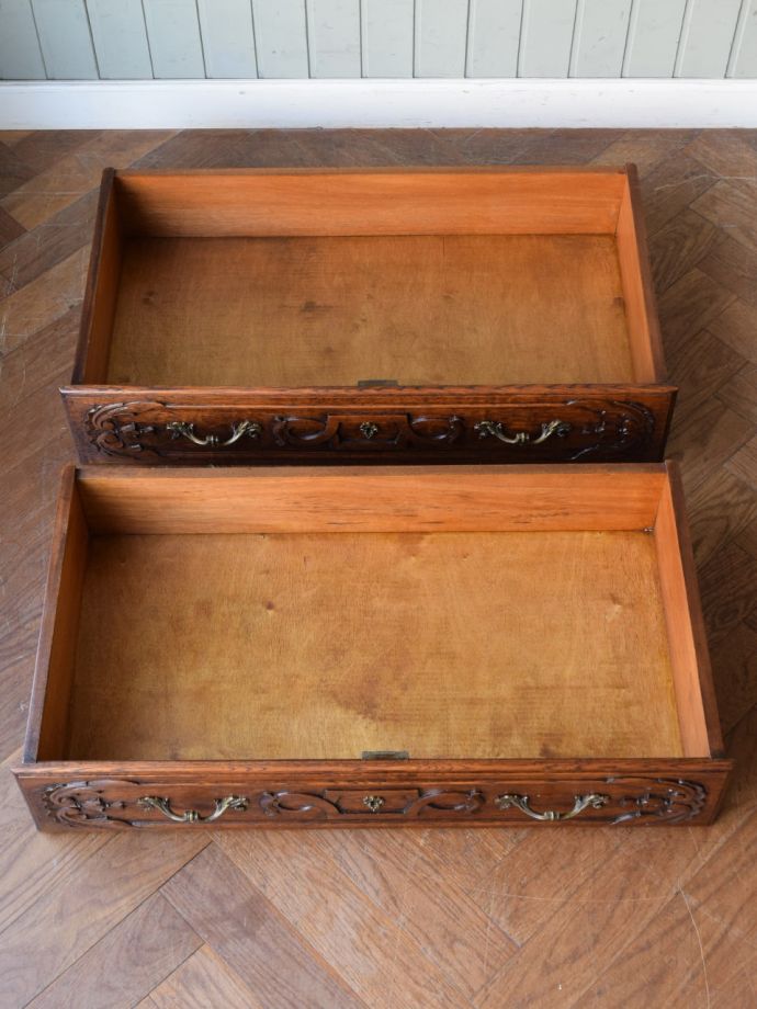 アンティークチェストの引き出しの中