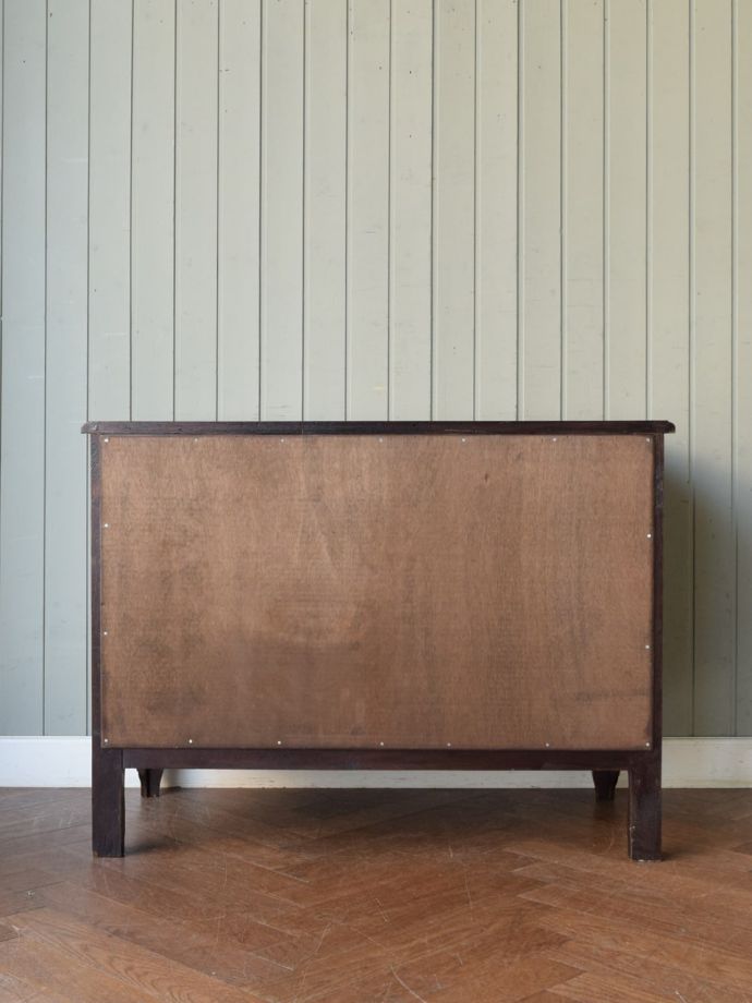 チェストの後ろ姿