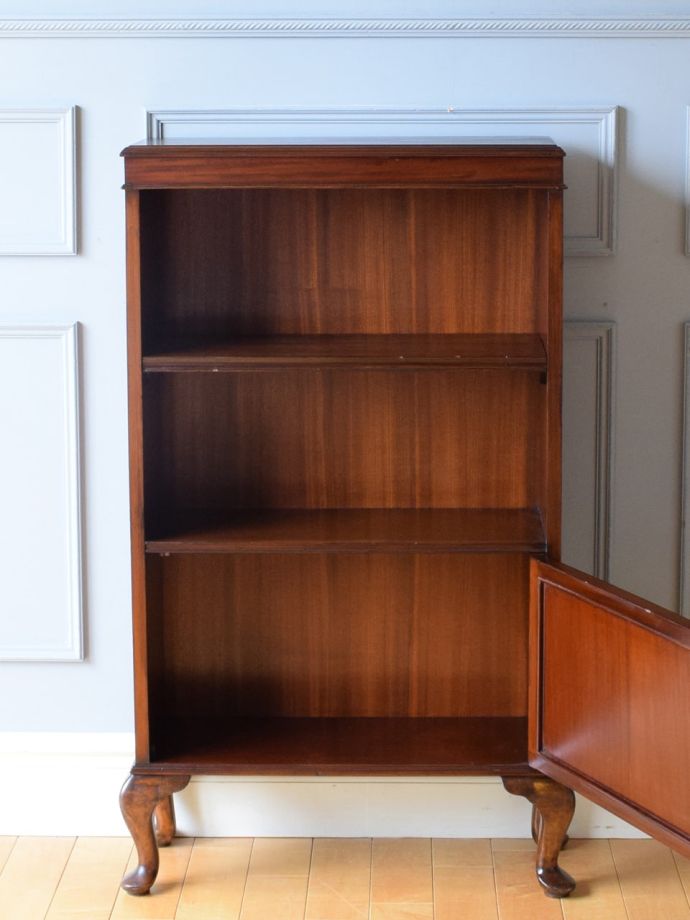 アンティークキャビネットの中