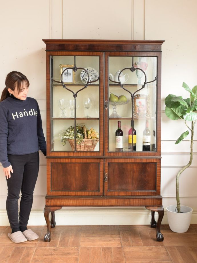 英国アンティークのキャビネット