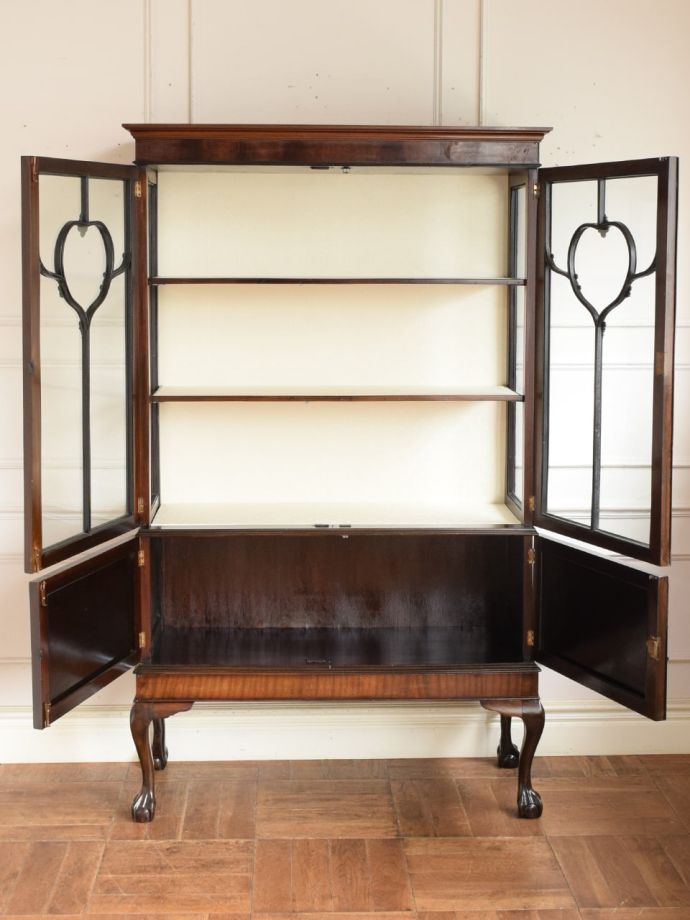 キャビネットの扉の中