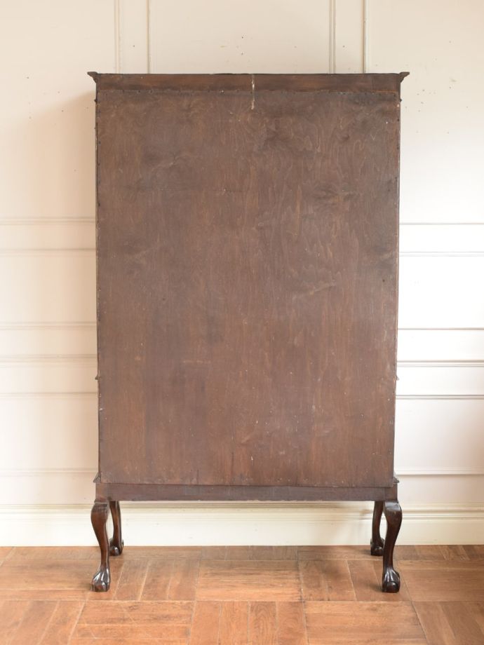 キャビネットの後ろ姿