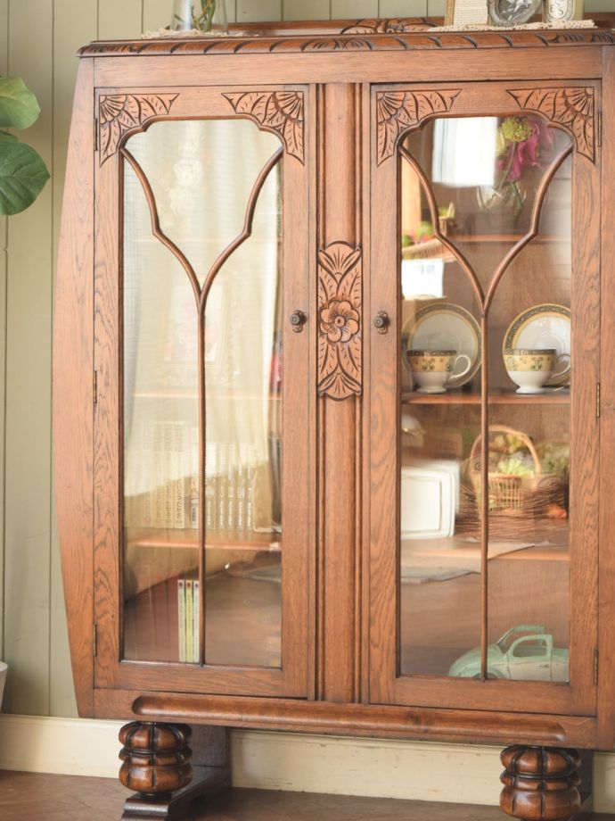 ガラス扉のおしゃれなキャビネット