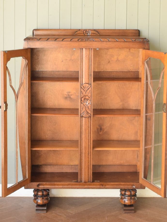 ガラスキャビネットの扉の中