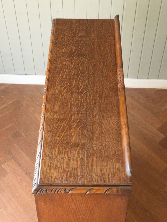 アンティークキャビネットの天板