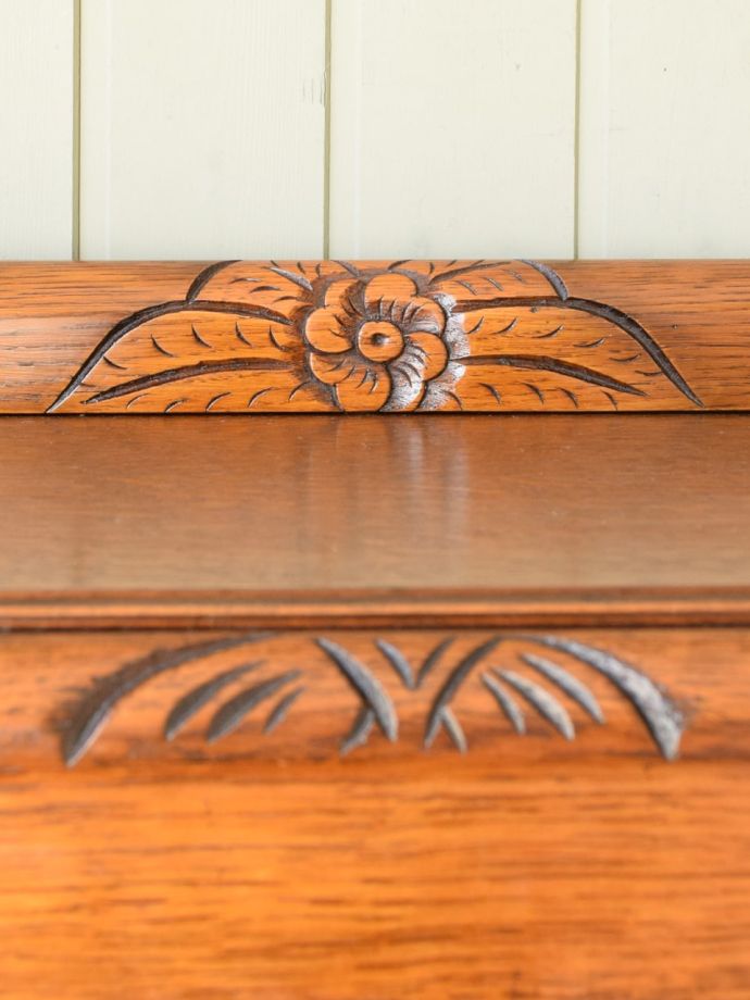 ガラスキャビネットの装飾