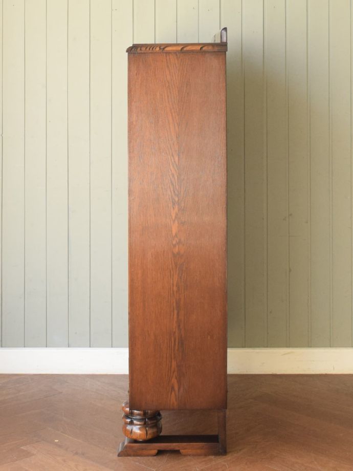 ガラスキャビネットの側面