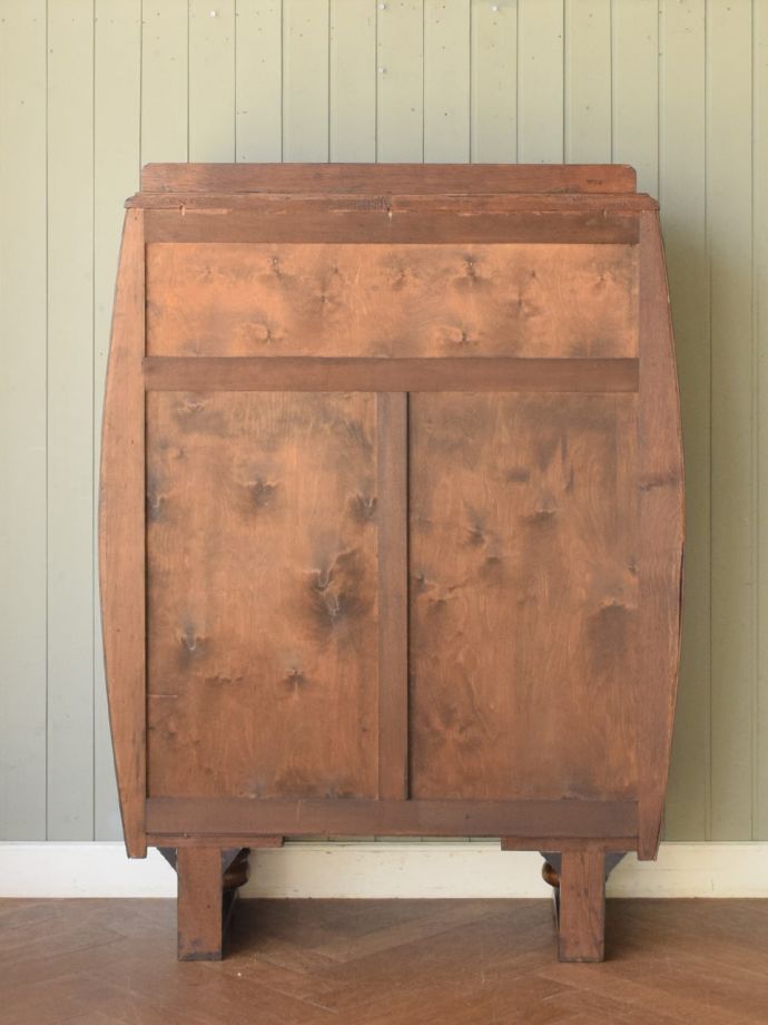 ガラスキャビネットの後ろ姿