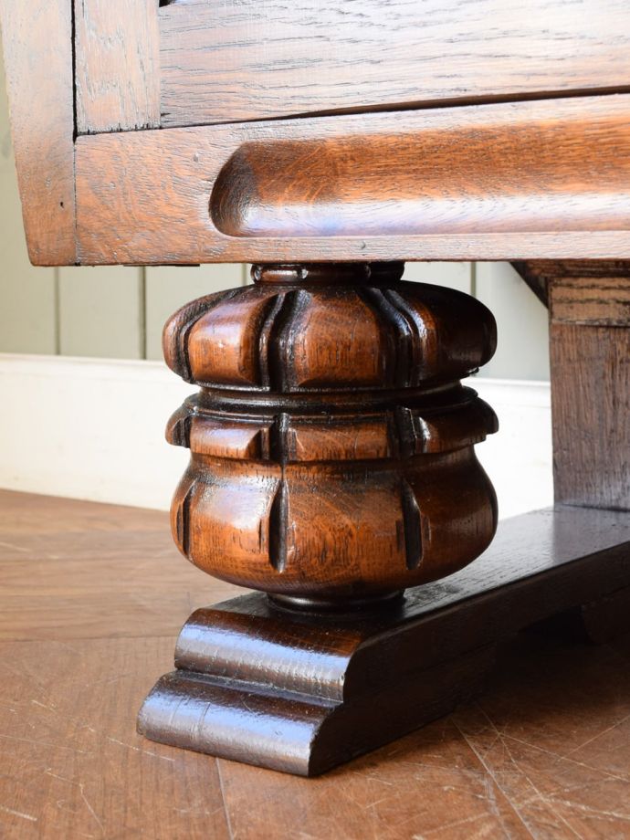 アンティークキャビネットの脚