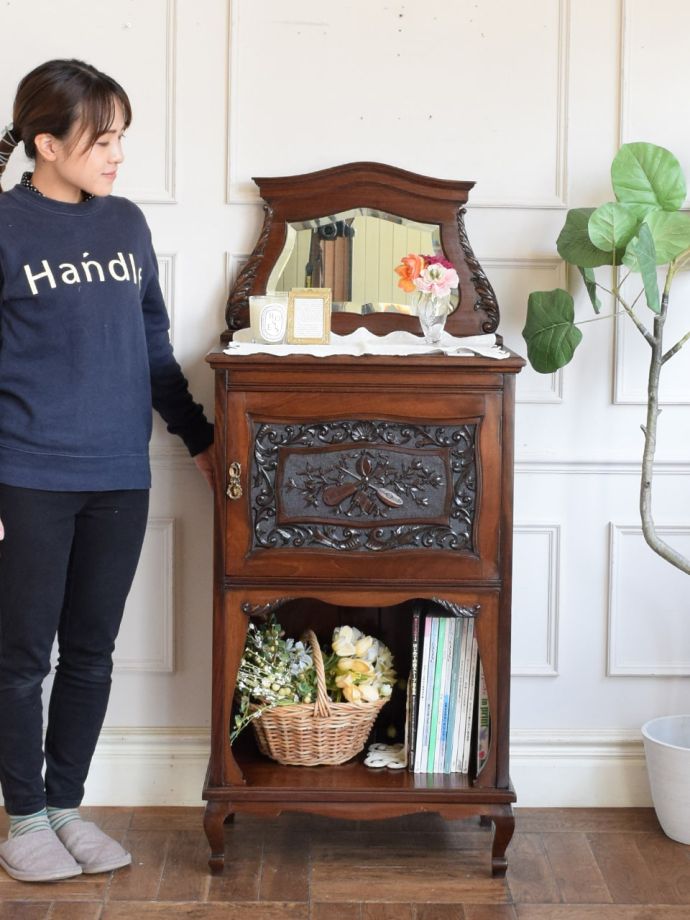 英国アンティークのキャビネット