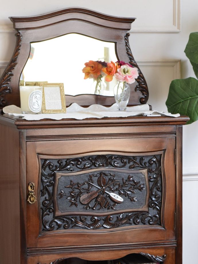 アンティーク家具らしさが漂うキャビネット