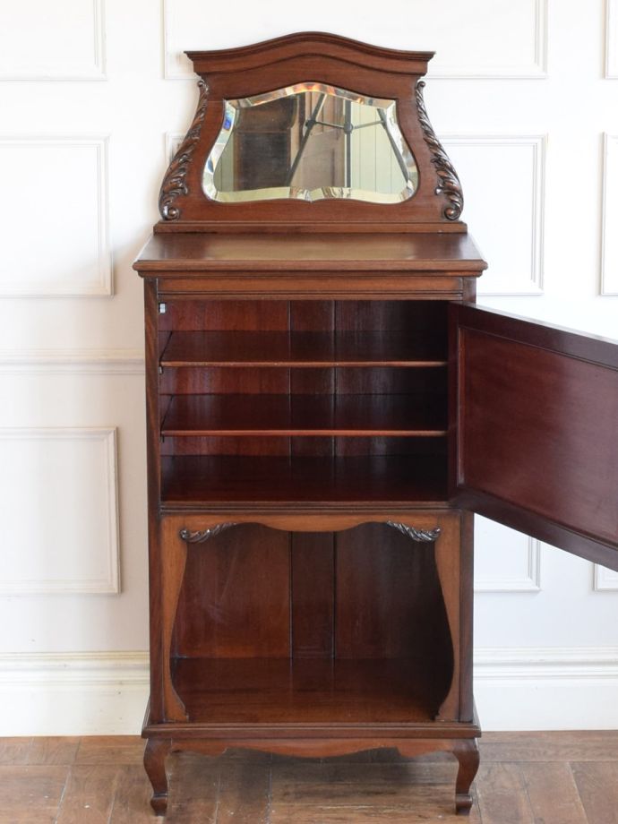 キャビネットの扉の中