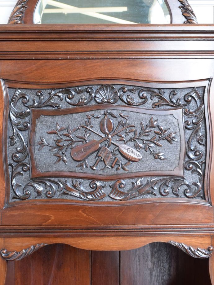 アンティークのキャビネットの装飾