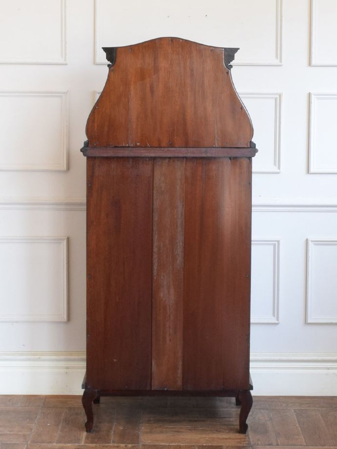 キャビネットの後ろ姿