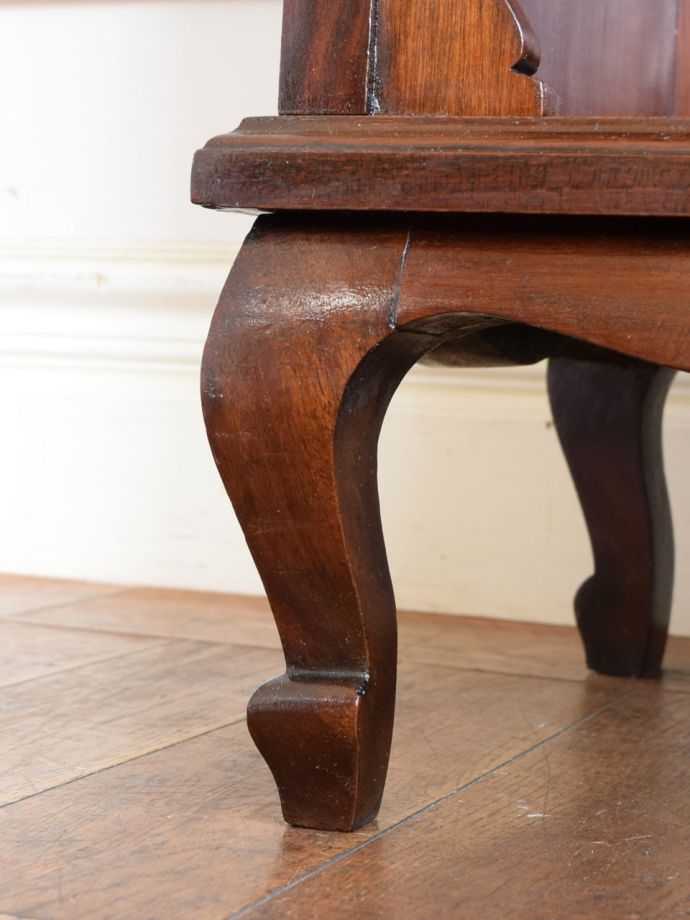 アンティークキャビネットの脚