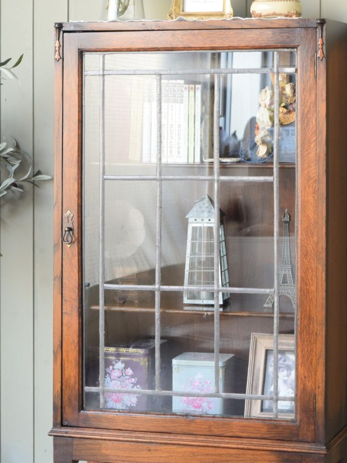 ステンドグラスの扉が美しいキャビネット