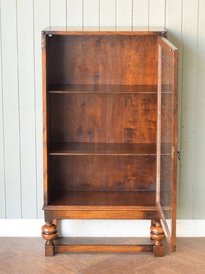 キャビネットの扉の中