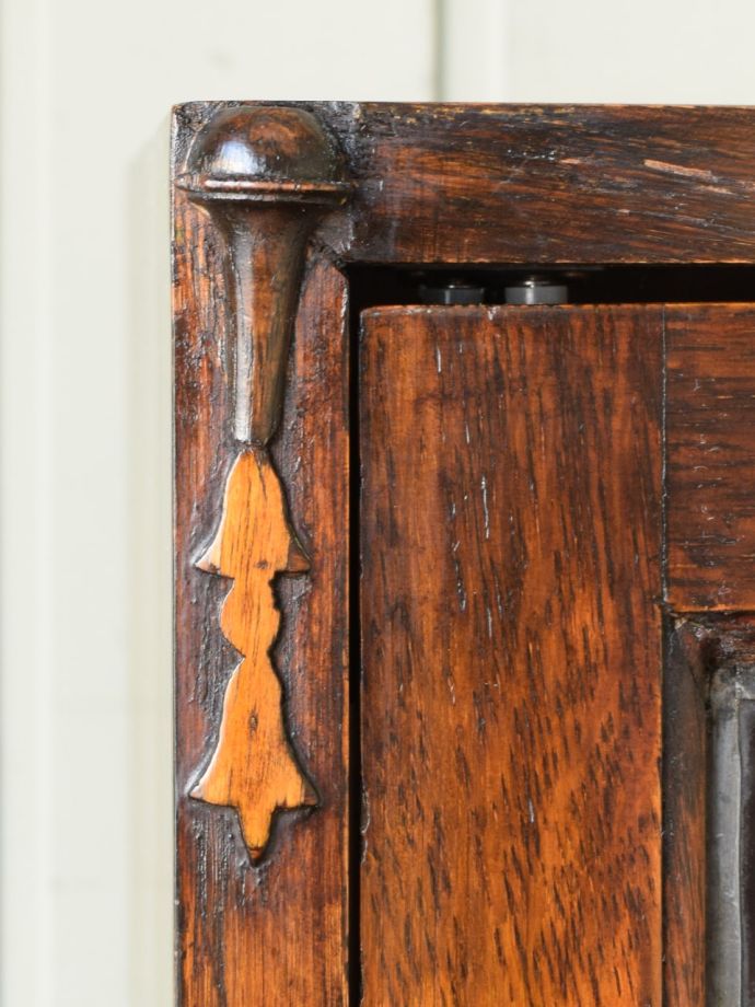 キャビネットの華やかな装飾