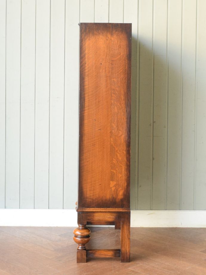 キャビネットの側面