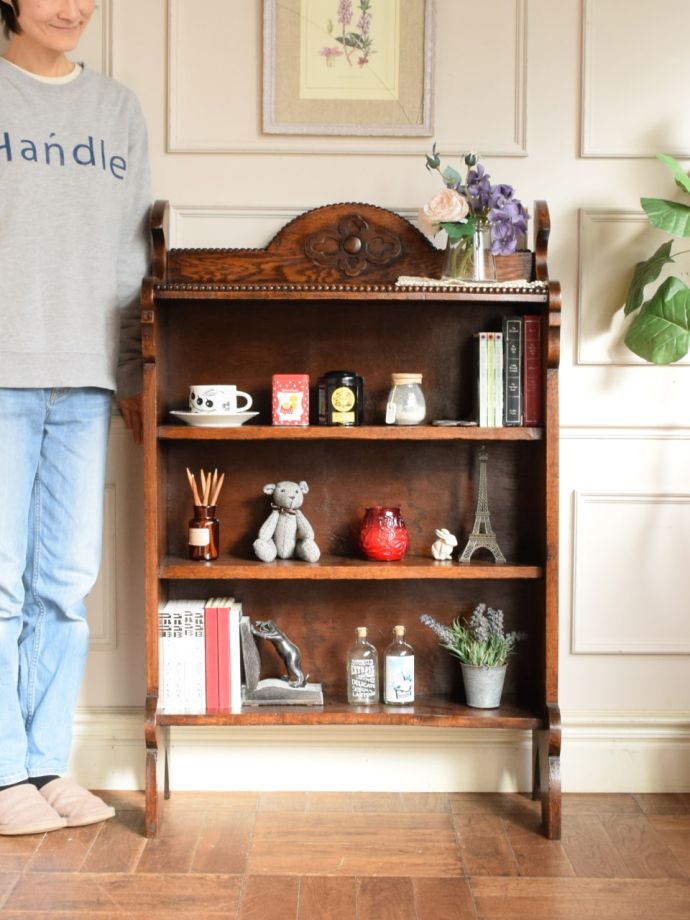 アンティークのオープンシェルフ