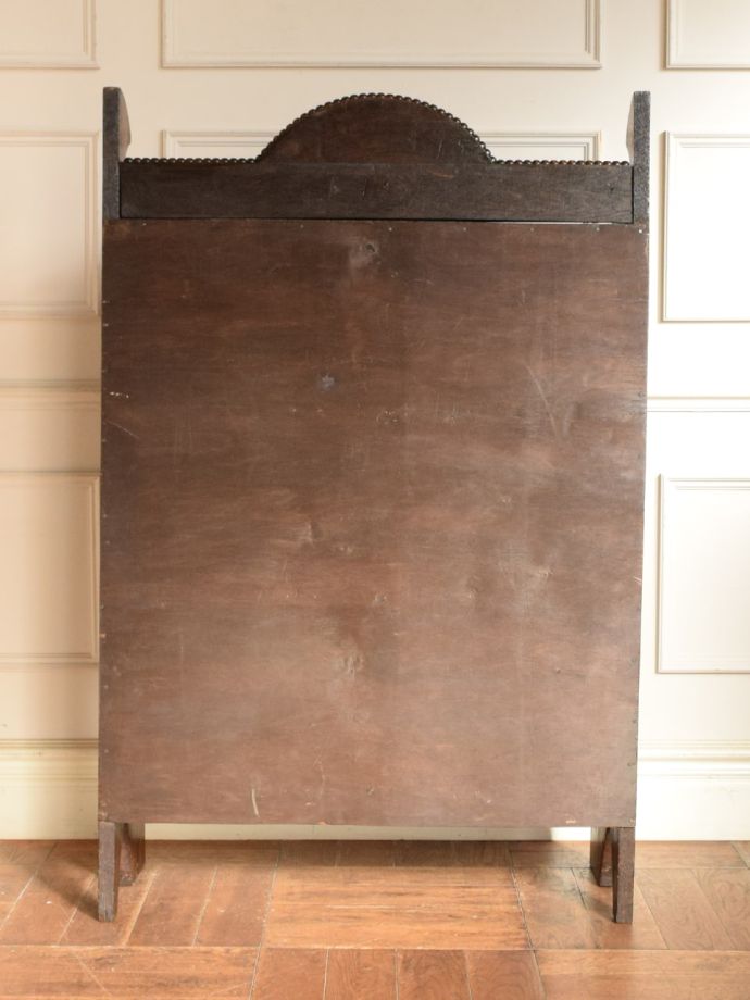 オープンシェルフの後ろ姿