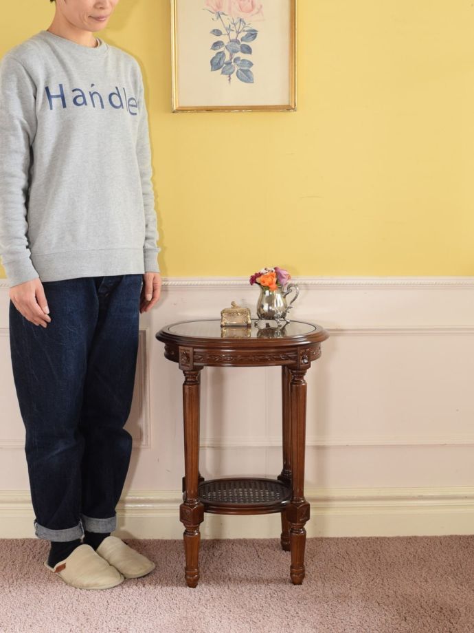 アンティークのサイドテーブル