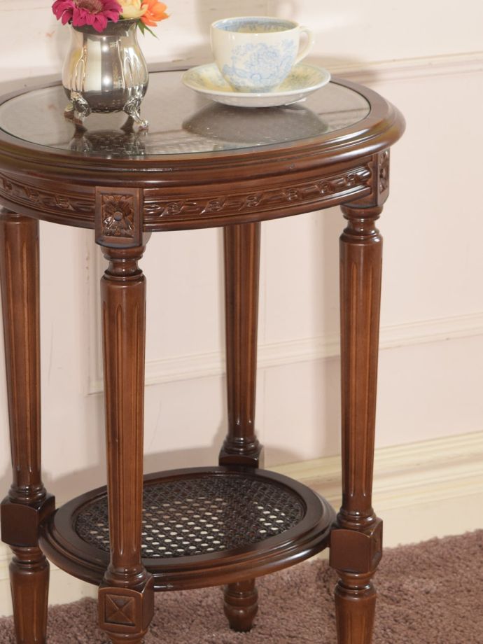 フランスの家具らしい美しいフォルム