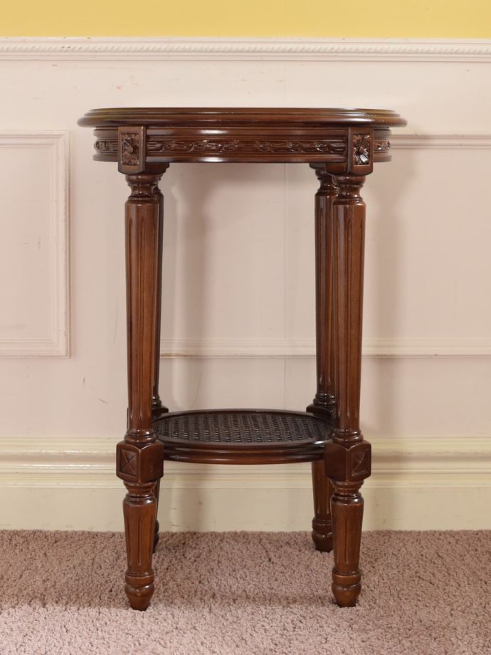 アンティークテーブルの横顔